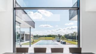 MULTIBAT - Strak interieur met witte gietvloer