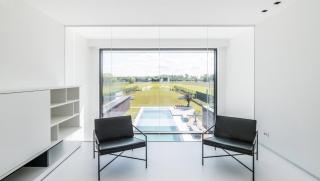 MULTIBAT - Strak interieur met witte gietvloer