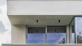 Strakke, moderne villa waar het licht volop binnenstroomt